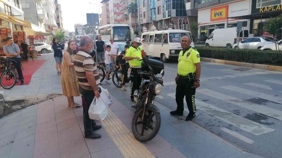 Park Ederken Çarptığı Motosikletteki 2 Kişi Yaralandı