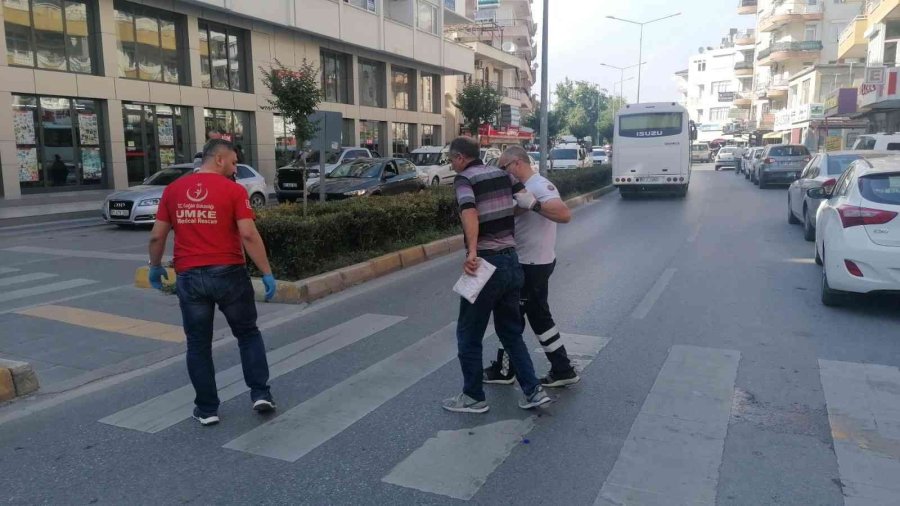 Park Ederken Çarptığı Motosikletteki 2 Kişi Yaralandı