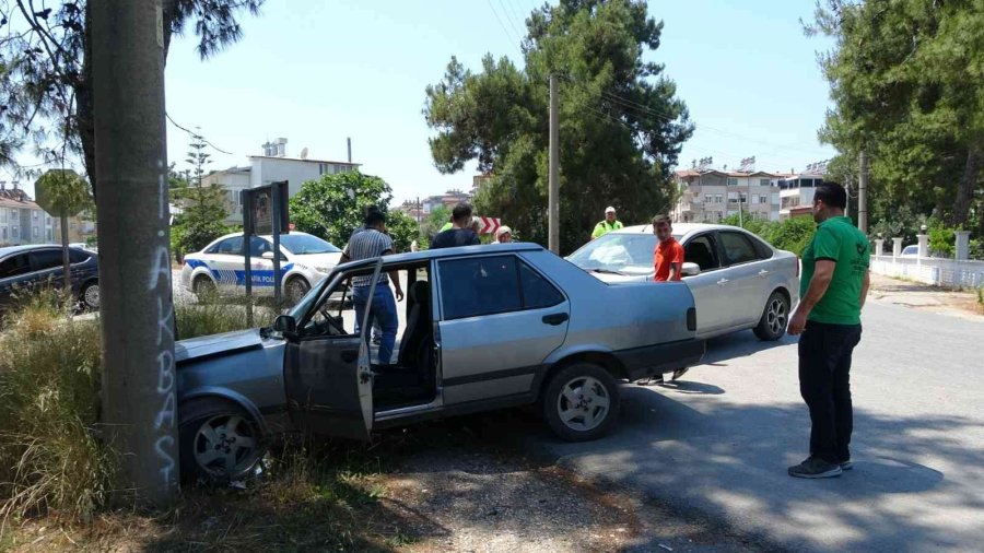 Hatalı Sollama Yaptığı Otomobille Önce Arabaya, Ardından Beton Direğe Çarptı