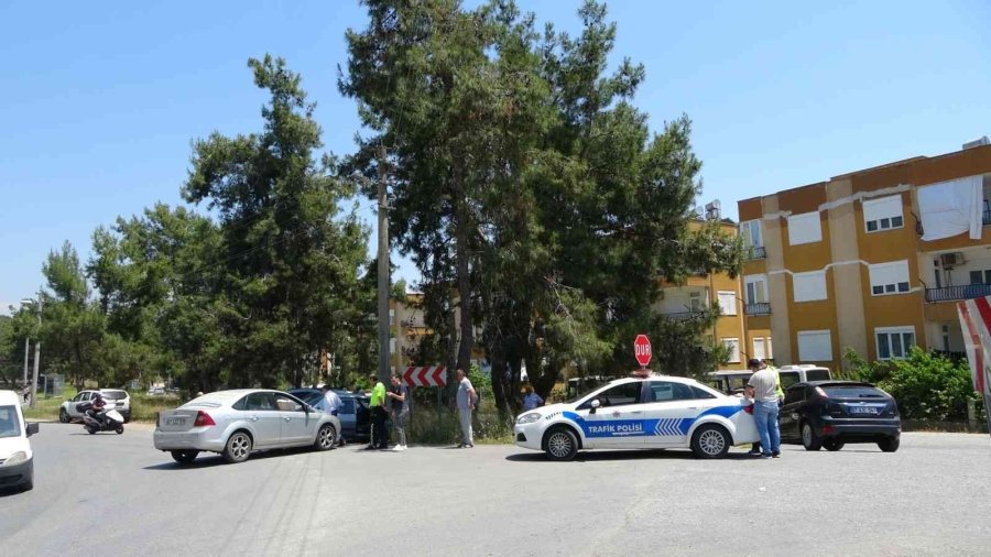 Hatalı Sollama Yaptığı Otomobille Önce Arabaya, Ardından Beton Direğe Çarptı