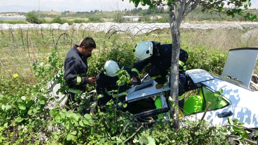 Aracın İçine Sıkışan Arkadaşının Kurtarılışını Yaralı Halde Sigara Yakarak İzledi