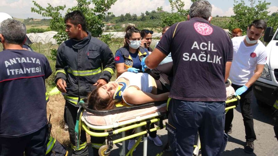 Aracın İçine Sıkışan Arkadaşının Kurtarılışını Yaralı Halde Sigara Yakarak İzledi