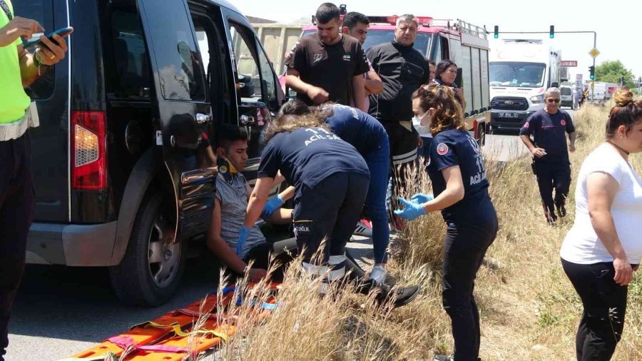 Aracın İçine Sıkışan Arkadaşının Kurtarılışını Yaralı Halde Sigara Yakarak İzledi