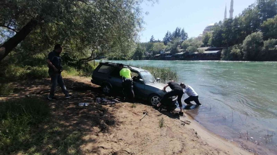 Çamura Saplanan Araçtaki Alkollü Şahıs Polise Drift Maceralarını Anlattı