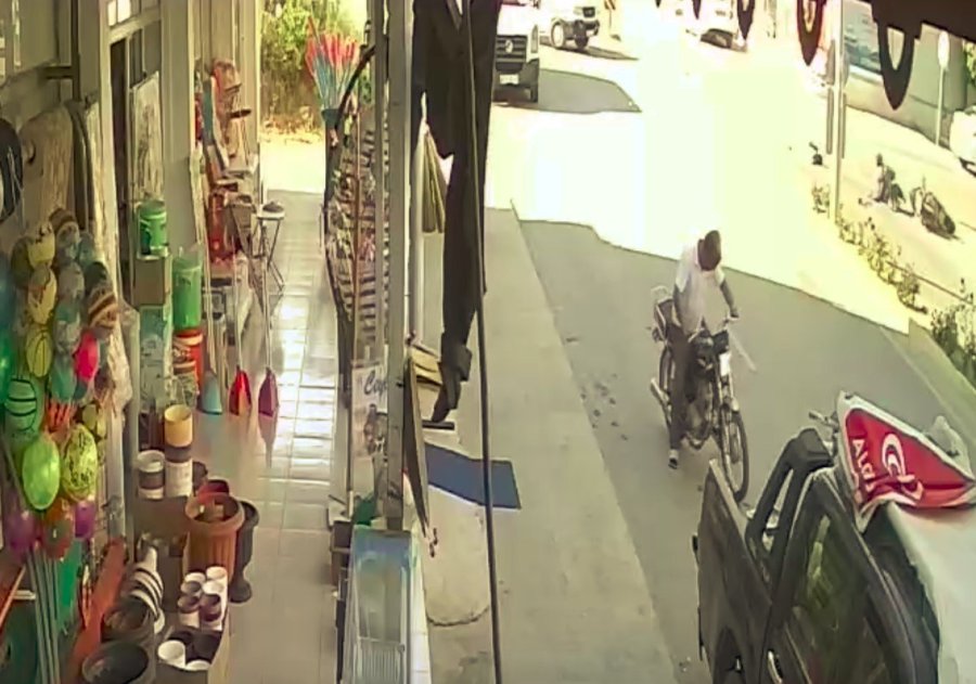 Kazada Yola Savrulan 3 Yaşındaki Çocuk Yaralandı