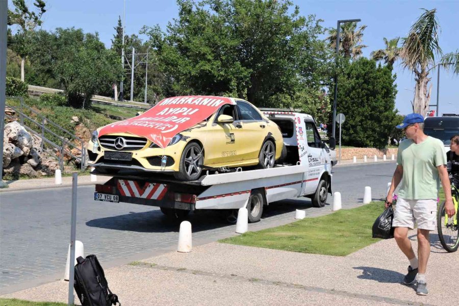 Aldığı Lüks Otomobil İle Hayal Kırıklığı Yaşayan Adam, Araca Çekici Üzerinde Şehir Turu Attırdı