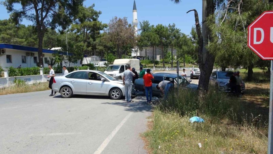 Hatalı Sollama Yaptığı Otomobille Önce Arabaya, Ardından Beton Direğe Çarptı
