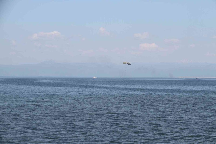 Beyşehir Gölü Üzerinde Bot Ve Paraşütçü Atma Tatbikatı