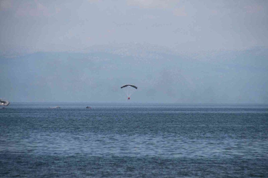 Beyşehir Gölü Üzerinde Bot Ve Paraşütçü Atma Tatbikatı