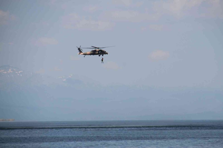 Beyşehir Gölü Üzerinde Bot Ve Paraşütçü Atma Tatbikatı