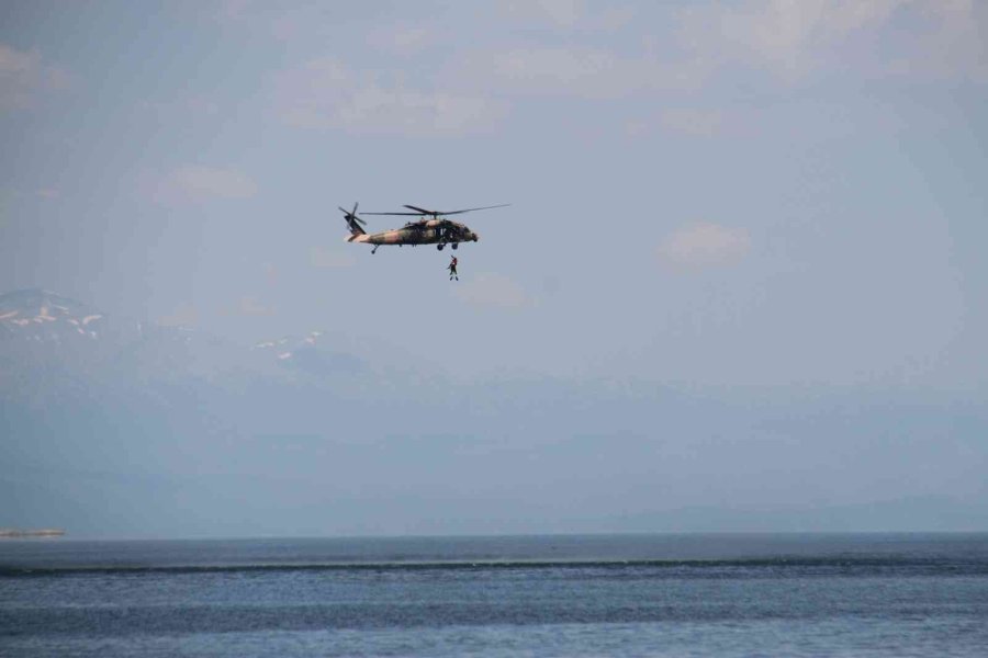Beyşehir Gölü Üzerinde Bot Ve Paraşütçü Atma Tatbikatı