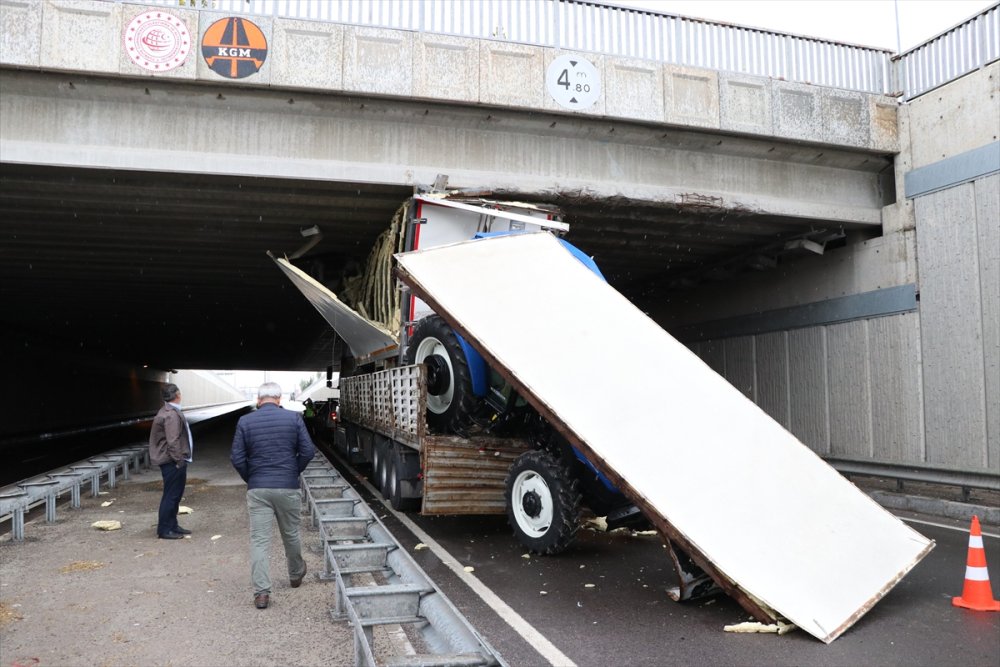 Niğde'de Tırın Dorsesinde Taşınan Kamyonet Üst Geçide Sıkıştı