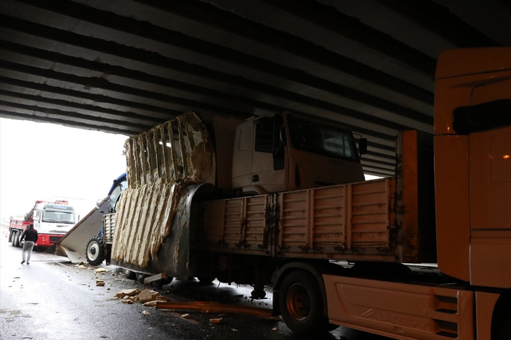 Niğde'de Tırın Dorsesinde Taşınan Kamyonet Üst Geçide Sıkıştı