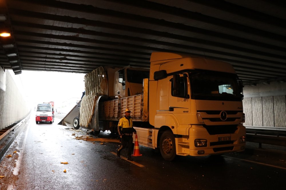 Niğde'de Tırın Dorsesinde Taşınan Kamyonet Üst Geçide Sıkıştı