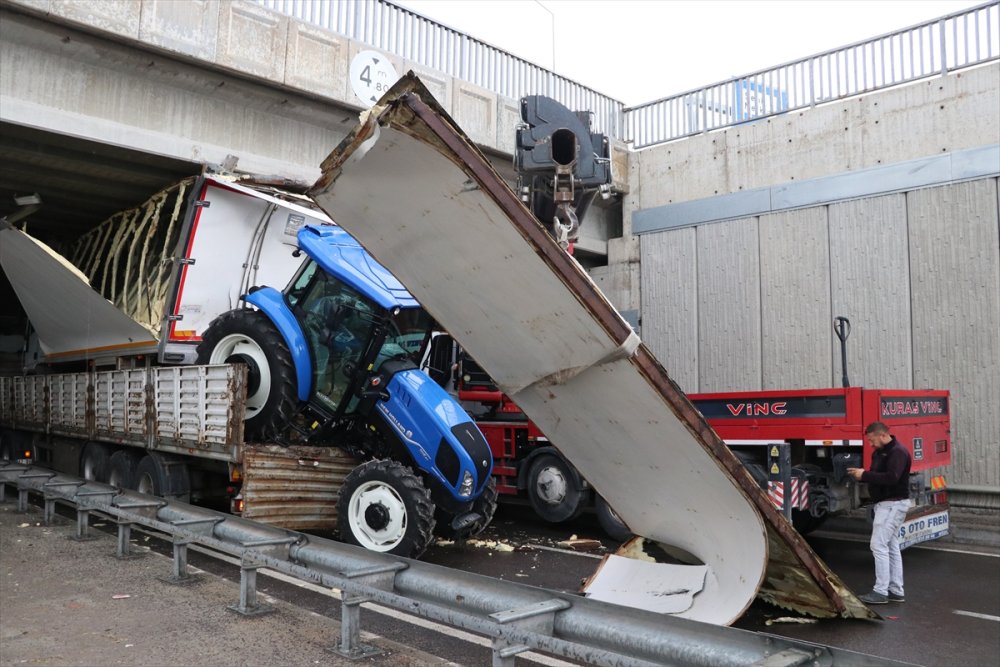 Niğde'de Tırın Dorsesinde Taşınan Kamyonet Üst Geçide Sıkıştı