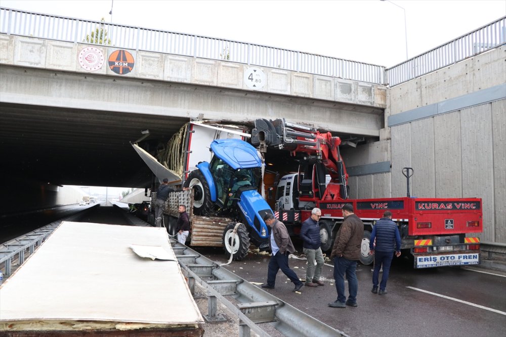 Niğde'de Tırın Dorsesinde Taşınan Kamyonet Üst Geçide Sıkıştı