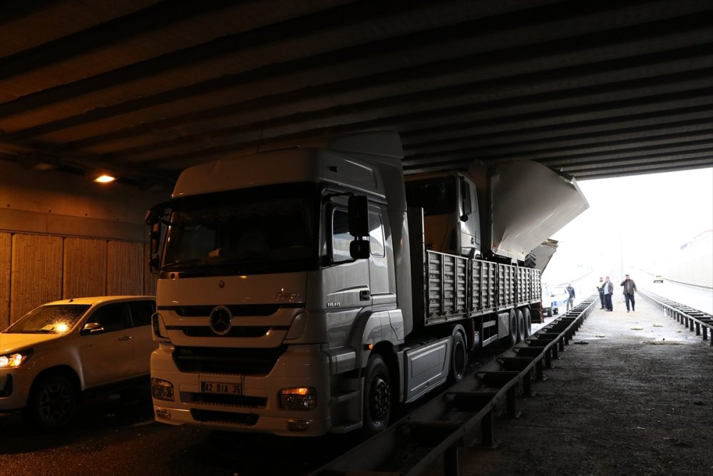 Niğde'de Tırın Dorsesinde Taşınan Kamyonet Üst Geçide Sıkıştı