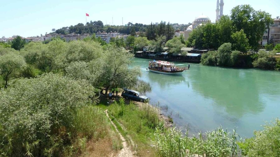 Çamura Saplanan Araçtaki Alkollü Şahıs Polise Drift Maceralarını Anlattı