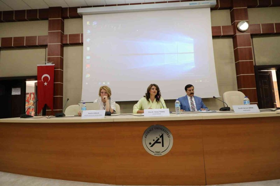 Akdeniz Üniversitesi’nde ’savaş, Kadın Ve Göç Paneli’ İle ’göçmen Kadın Sanatçılar Resim Sergisi’ Düzenlendi