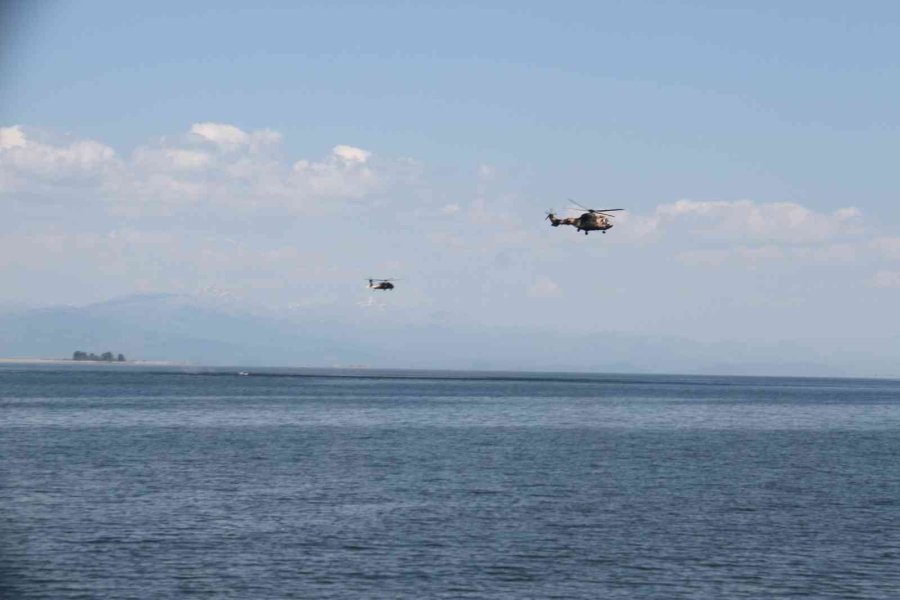 Beyşehir Gölü Üzerinde Bot Ve Paraşütçü Atma Tatbikatı