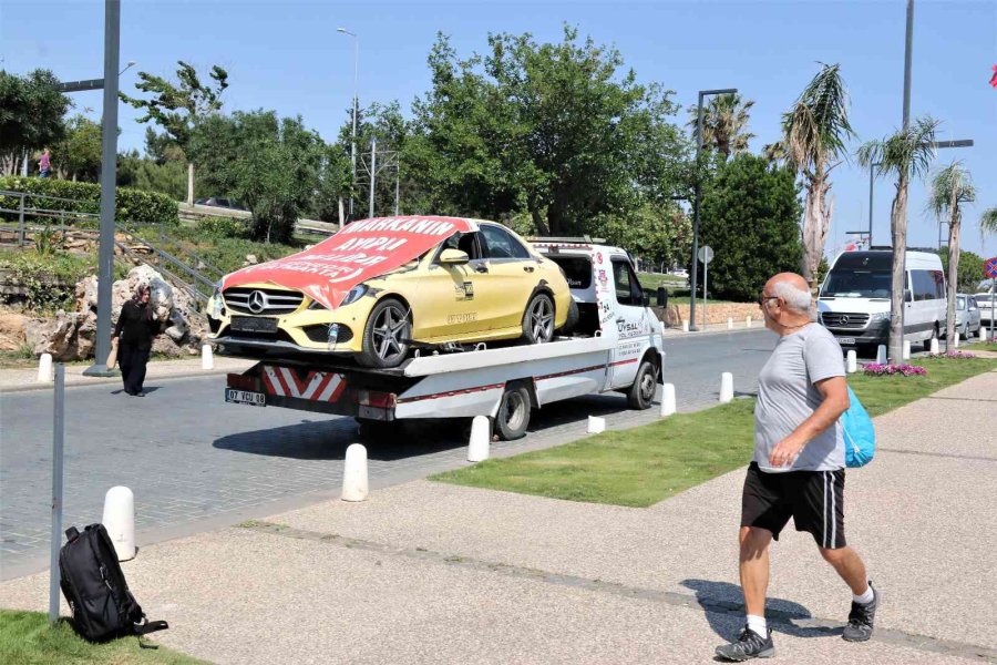 Aldığı Lüks Otomobil İle Hayal Kırıklığı Yaşayan Adam, Araca Çekici Üzerinde Şehir Turu Attırdı