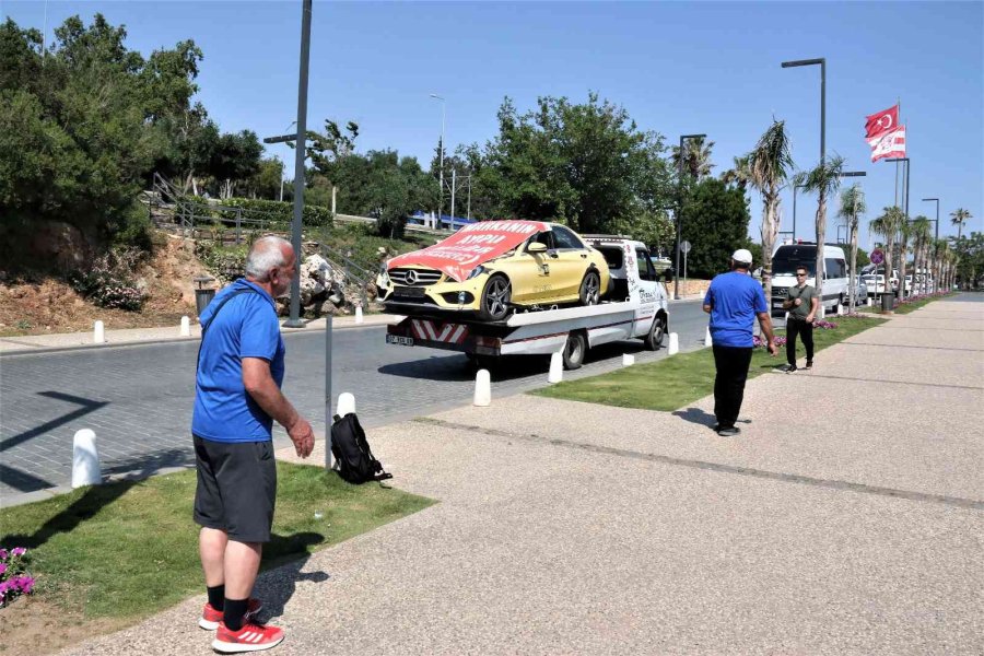 Aldığı Lüks Otomobil İle Hayal Kırıklığı Yaşayan Adam, Araca Çekici Üzerinde Şehir Turu Attırdı