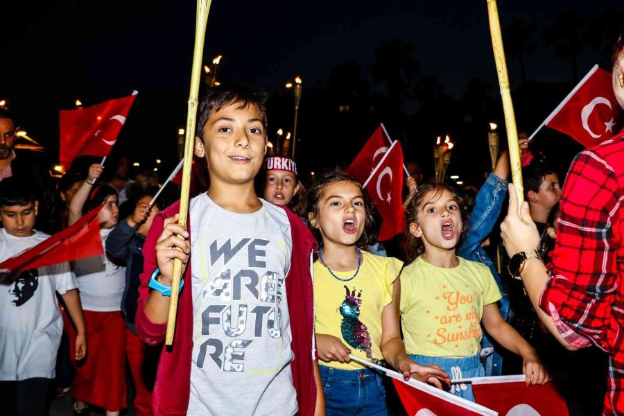 400 Metrelik Dev Türk Bayrağı Açıldı, Görsel Şölen Oluştu