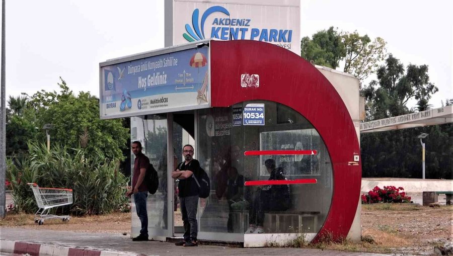 Antalya’da Kısa Süreli Sağanak Yağmur Vatandaşlara Zor Anlar Yaşattı
