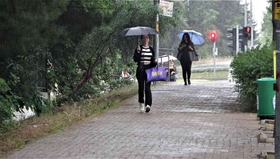 Antalya’da Kısa Süreli Sağanak Yağmur Vatandaşlara Zor Anlar Yaşattı