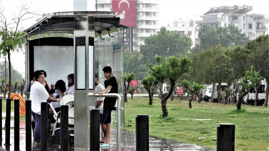 Antalya’da Kısa Süreli Sağanak Yağmur Vatandaşlara Zor Anlar Yaşattı