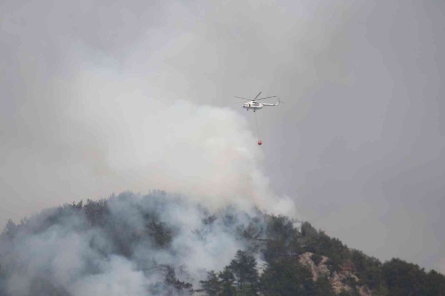Alanya’daki Yangına Helikopter, 200 İşçi Ve 22 Arazözle Müdahale Ediliyor