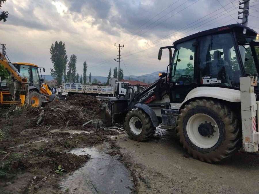 Antalya’da Selde 48 Küçükbaş Hayvan Telef Oldu