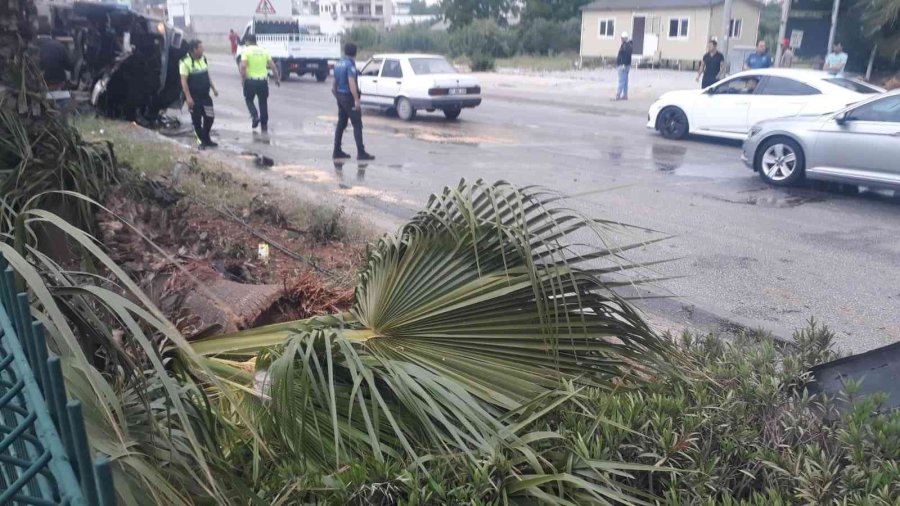 Antalya’da Lüks Minibüs Yoldan Çıktı: 1 Yaralı