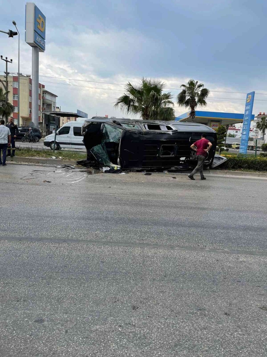 Antalya’da Lüks Minibüs Yoldan Çıktı: 1 Yaralı