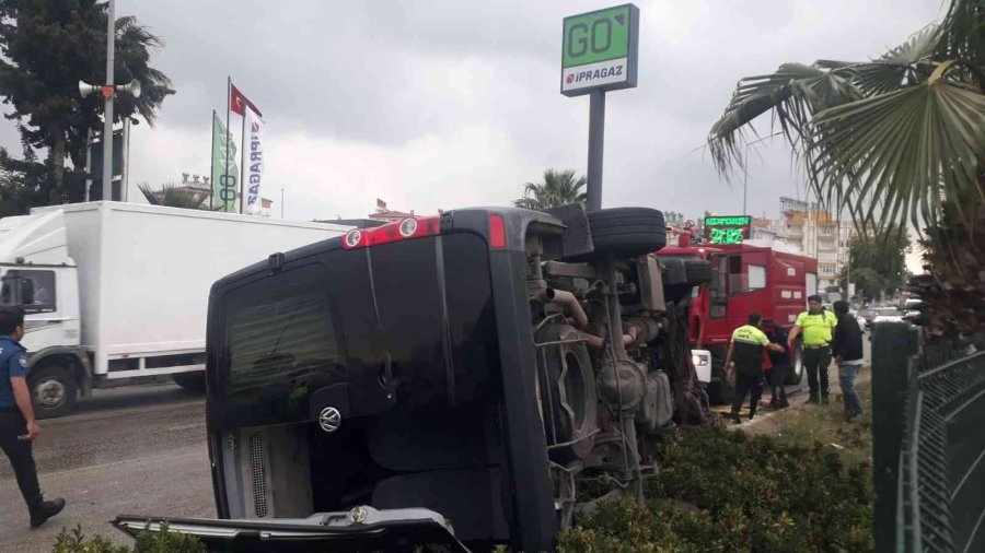 Antalya’da Lüks Minibüs Yoldan Çıktı: 1 Yaralı