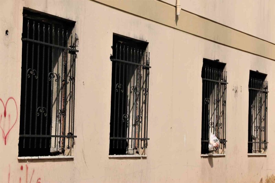 Madde Bağımlıların Merkezi Fetö’nün Metruk Binasına Demirli Önlem