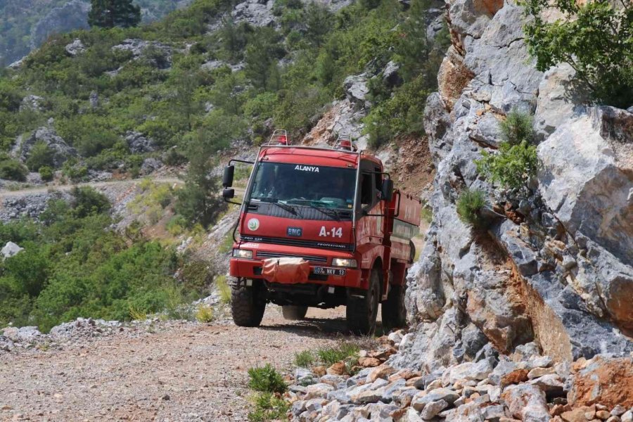 Alanya’daki Yangına Helikopter, 200 İşçi Ve 22 Arazözle Müdahale Ediliyor