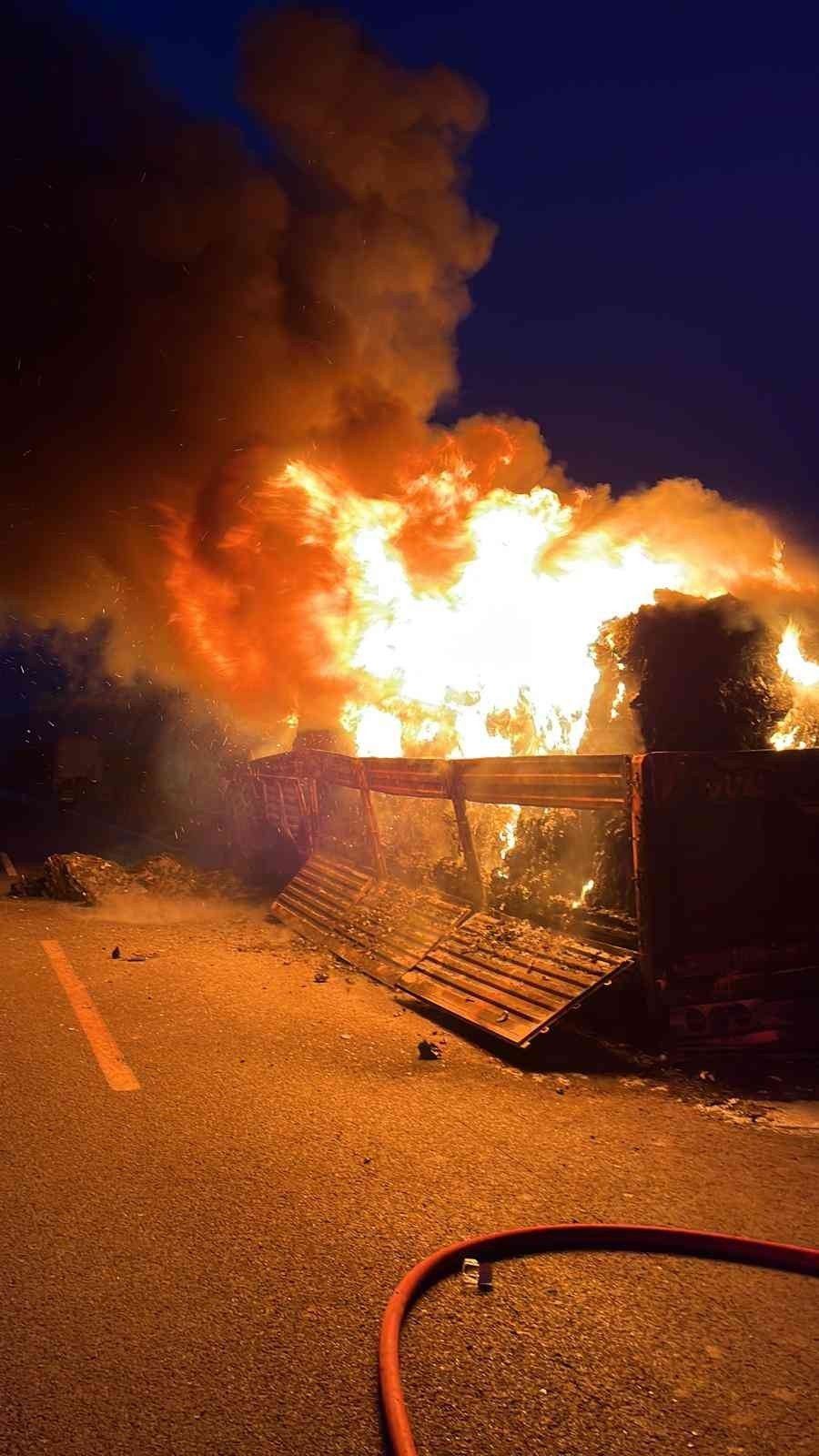 25 Ton Atık Plastik Yüklü Tır Alev Alev Yandı