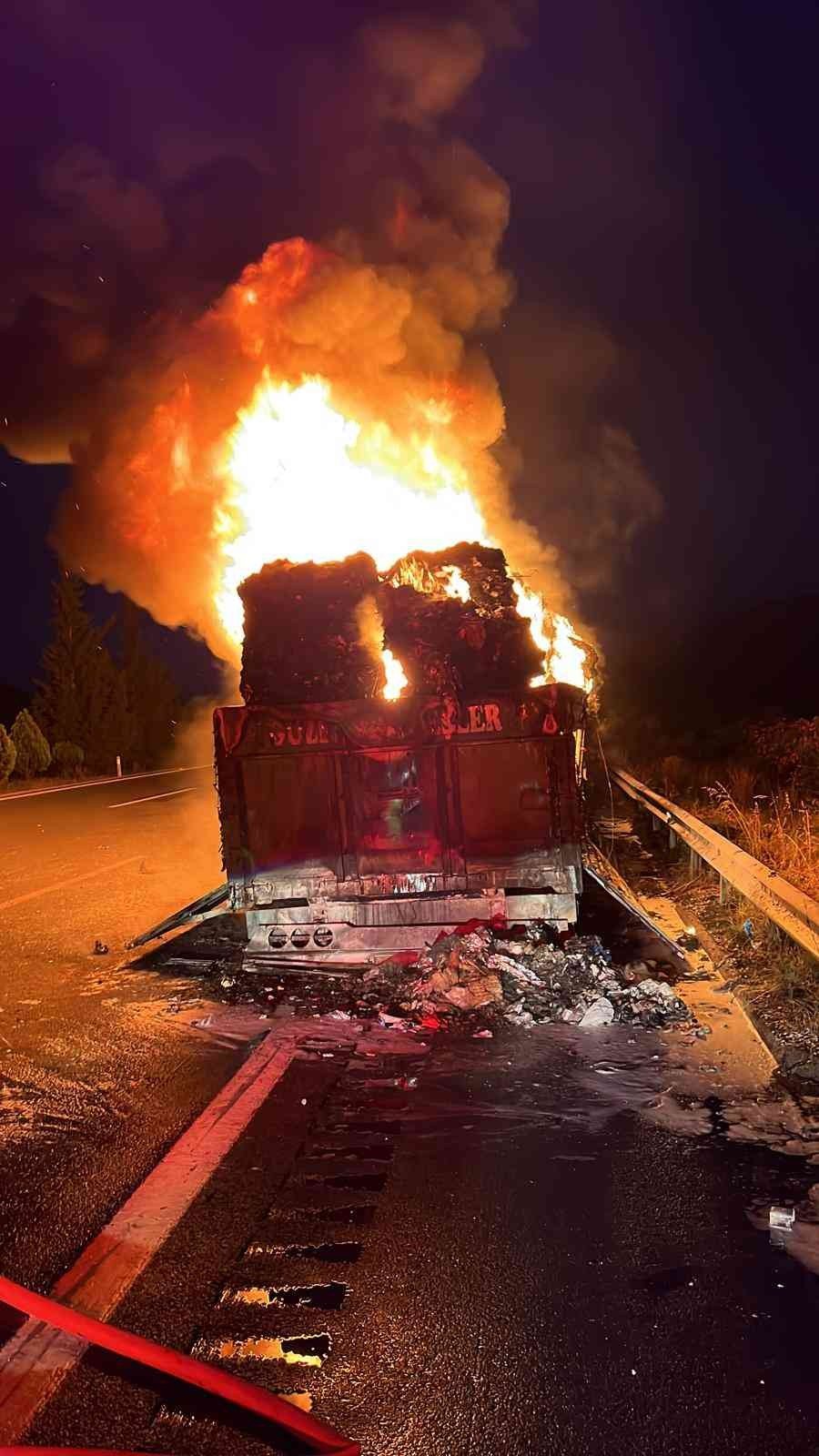 25 Ton Atık Plastik Yüklü Tır Alev Alev Yandı