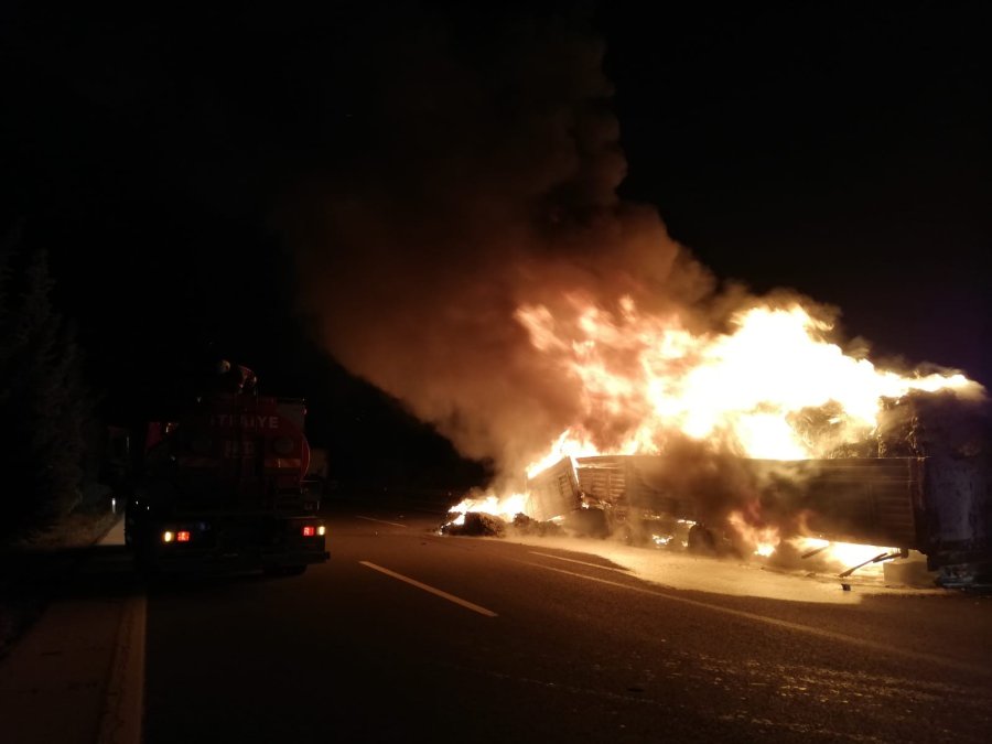 25 Ton Atık Plastik Yüklü Tır Alev Alev Yandı