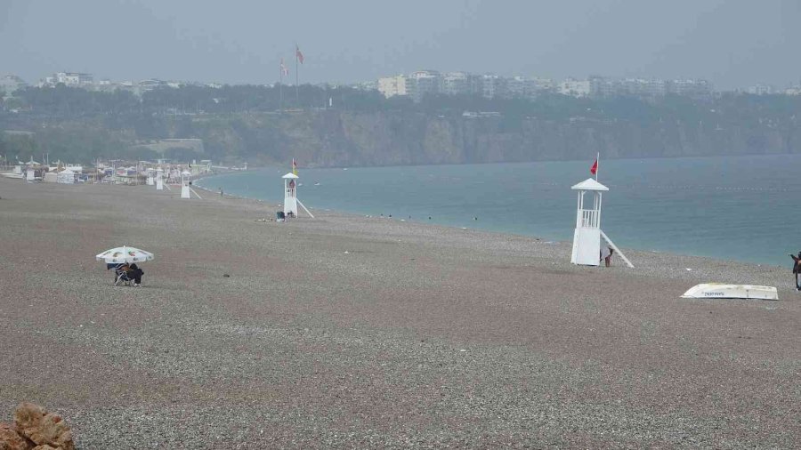 Antalya’da Kısa Süreli Sağanak Yağmur Vatandaşlara Zor Anlar Yaşattı