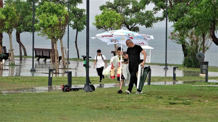 Antalya’da Kısa Süreli Sağanak Yağmur Vatandaşlara Zor Anlar Yaşattı