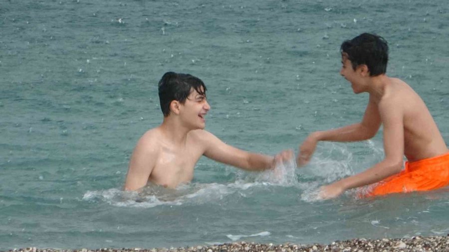 Antalya’da Kısa Süreli Sağanak Yağmur Vatandaşlara Zor Anlar Yaşattı