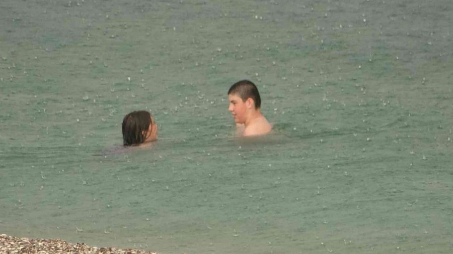 Antalya’da Kısa Süreli Sağanak Yağmur Vatandaşlara Zor Anlar Yaşattı