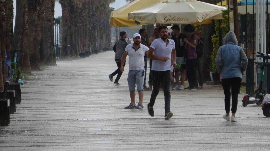 Antalya’da Kısa Süreli Sağanak Yağmur Vatandaşlara Zor Anlar Yaşattı