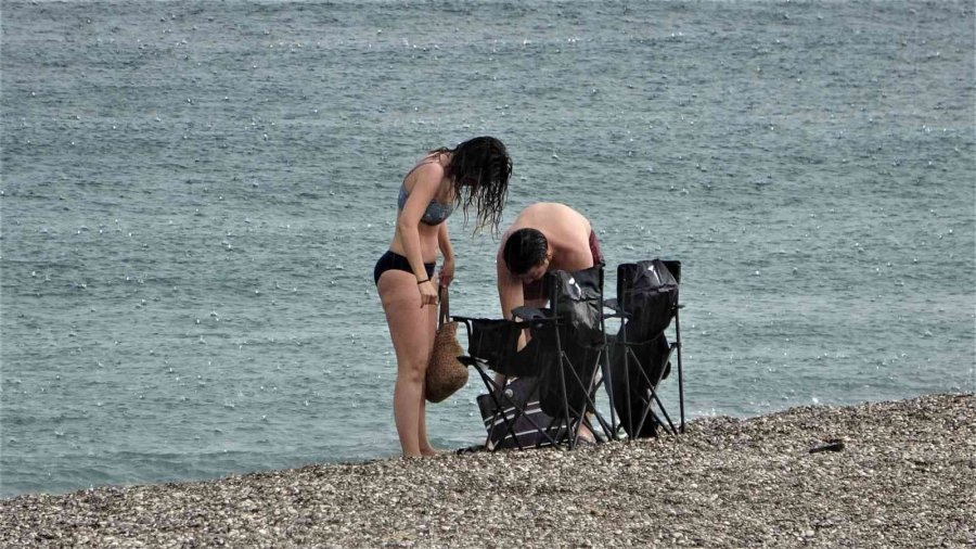 Antalya’da Kısa Süreli Sağanak Yağmur Vatandaşlara Zor Anlar Yaşattı