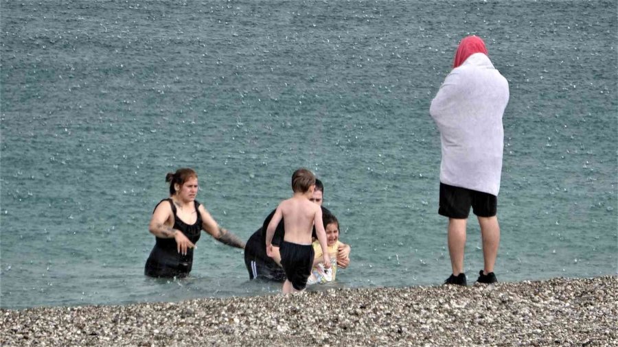 Antalya’da Kısa Süreli Sağanak Yağmur Vatandaşlara Zor Anlar Yaşattı