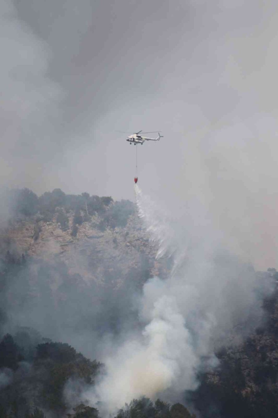 Alanya’daki Yangına Helikopter, 200 İşçi Ve 22 Arazözle Müdahale Ediliyor