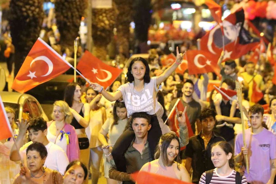 Alanya’da Binlerce Kişi 19 Mayıs’ı Coşkuyla Kutladı