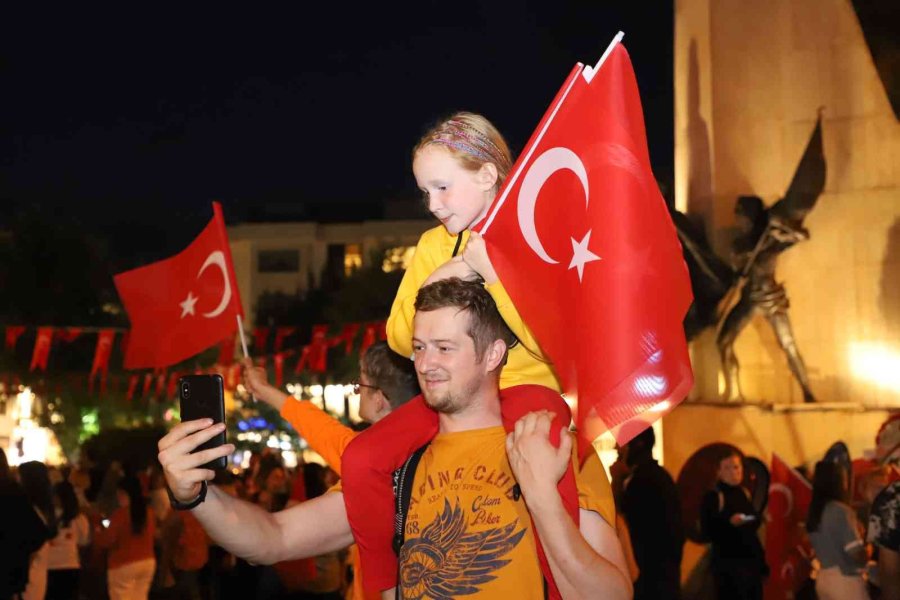 Alanya’da Binlerce Kişi 19 Mayıs’ı Coşkuyla Kutladı